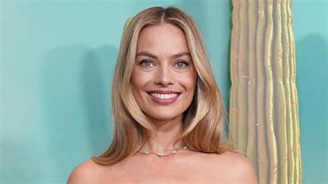 Margot Robbie Spectaculaire En Mini Robe Bustier Elle Rend Hommage