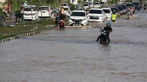 Foto Jalan Sudirman Ujung Pekanbaru Banjir Tak Jauh Dari Jembatan