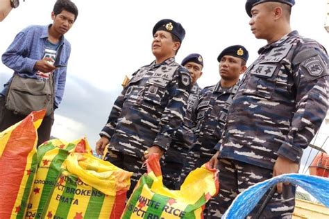 Foto TNI AL Amankan 4 588 Ton Beras Ilegal Di Perairan Batam