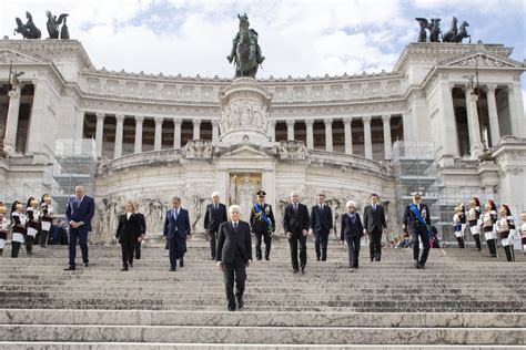 Mattarella E Meloni Al Milite Ignoto Per Il Aprile Le Foto