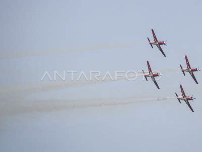 Jupiter Aerobatic Team Beraksi Di Atas Danau Toba Antara Foto