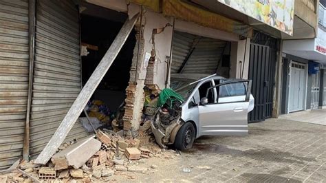 V Deo Carro Bate Contra Porta De Loja Em Avenida De Ipatinga