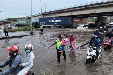 Foto Semarang Banjir Polisi Bantu Warga Lintasi Genangan Air