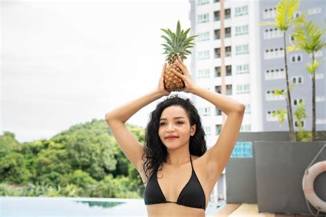 Bikini Mujer Joven Mostrando Pi A Pi A Fruta Mujer Sonriendo Saludable