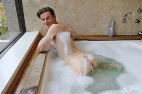 Aussie Boy Brad Hunter Jumps In The Hot Tub BENTLEY RACE Daily Squirt