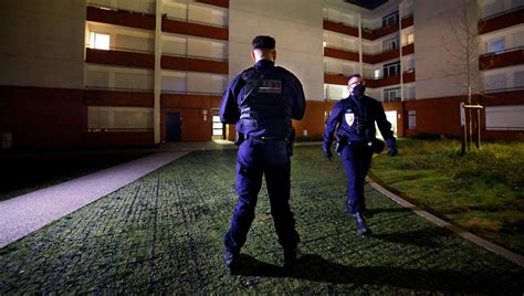 Paris un père jette ses deux enfants par la fenêtre de son