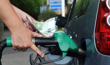 Cuánto cuesta el litro de gasolina y diésel en España precios de