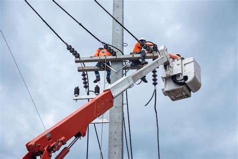 Eletricistas Est O Escalando Postes El Tricos Para Instalar E Consertar