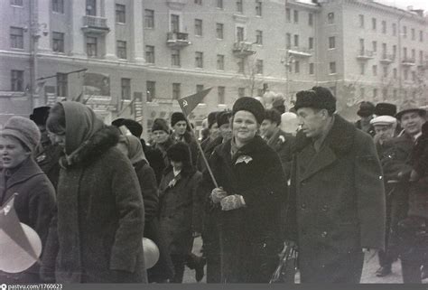 Демонстрация 7-го ноября на Комсомольском проспекте напротив дома 62