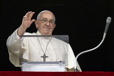 Papa Francesco la decisione che rompe i tabù Sì a battesimo per transgender e figli coppie gay