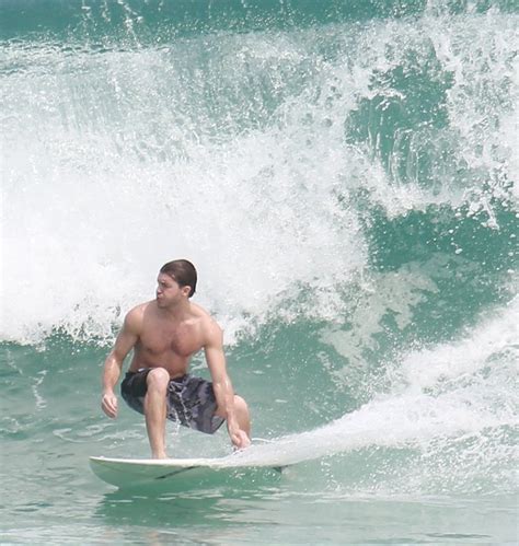 Ego Klebber Toledo Exibe F Sico Sarado Em Dia De Surfe Em Praia Do