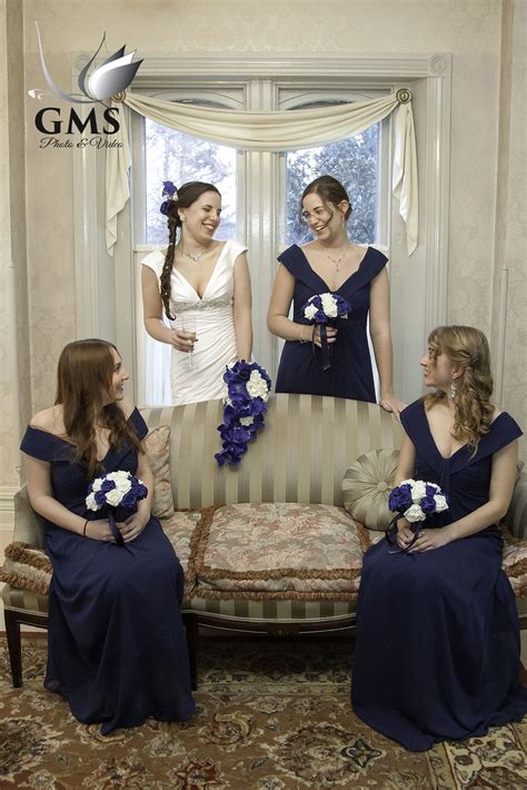 Wedding Poses Bride And Bridesmaid Bridesmaid Brides And Bridesmaids