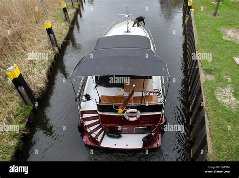 Mecklenburgische Seenplatte Hausboot Fotos Und Bildmaterial In Hoher