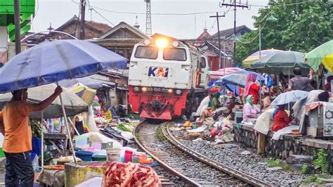 NYARIS NYEREMPET KERETA BLUSUKAN DI TENGAH PASAR EKSTRIM KOTA