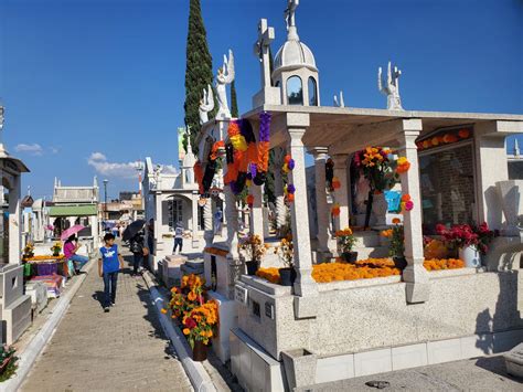 ASISTEN 50 MIL PERSONAS A LOS CEMENTERIOS DE TLAQUEPAQUE POR EL DÍA DE