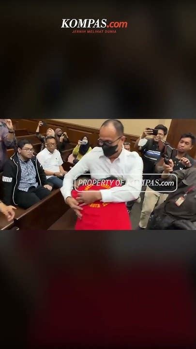 Momen Mario Dandy Peluk Erat Ayahnya Rafael Alun Di Ruang Sidang Youtube