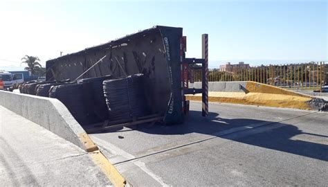 Carreta Carregada Bobinas De Arame Tomba Em Viaduto Em Ca Apava Sp