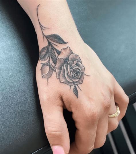 Top Tatuaje Rosa En La Mano Abzlocal Mx