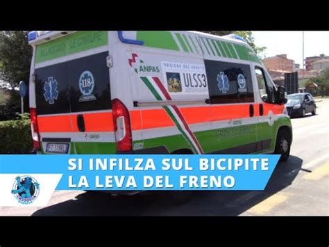 Cade In Bicicletta E Si Infilza Il Bicipite Con Il Manubrio Delicato