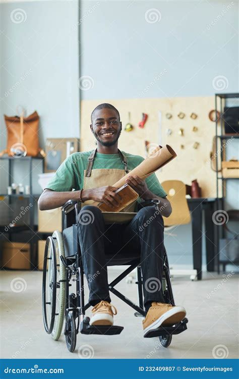 Retrato Do Jovem Artesão Que Utiliza Cadeira De Rodas Imagem de Stock