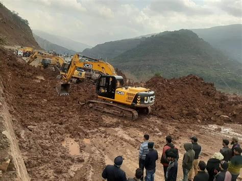 Traffic Again Suspended On Srinagar Jammu Highway Due To Fresh