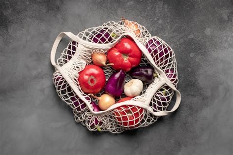 Bolsa De Malla Con Verduras Frescas Foto Premium