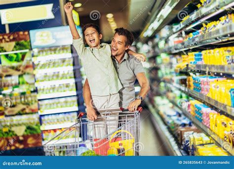 Familia Haciendo Compras En El Supermercado Imagen De Archivo Imagen