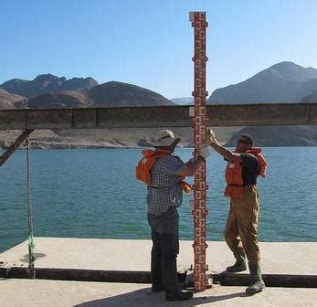 Instalan reglas de medición en la parte más baja del embalse Puclaro