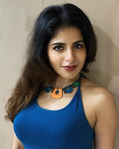 Iswarya Menon Hot Exposing Photo Gallery Photos Hd Images Pictures