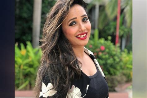 हाथ में रेड वाइन का गिलास लिए लाइफ का मजा लेती दिखीं Rani Chatterjee