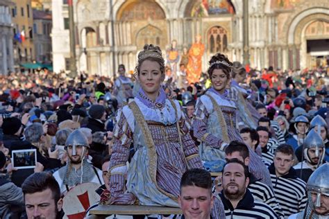 Carnevale Di Venezia La Festa Delle Marie Inaugura L Edizione