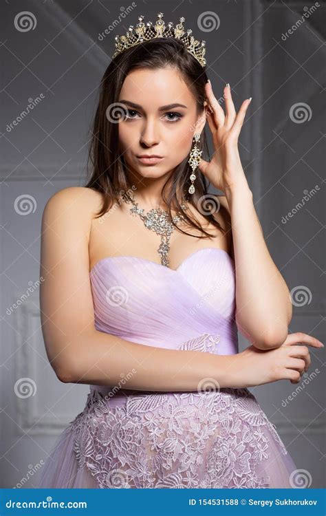 Anziehender Junger Brunette Der Im Studio Aufwirft Stockfoto Bild Von Dame Br Nette