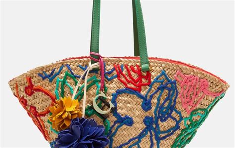 Bolsas de verão em ráfia e algas marinhas por Carolina Herrera