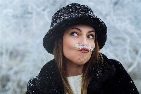 Fundo Senhora Hilária Ostentando Um Bigode Gelado Irradiando Alegria Em