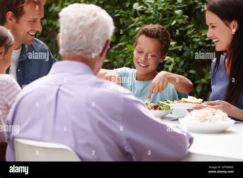 Deja Comer Una Familia Feliz Multi Generacional Que Tiene Una Comida