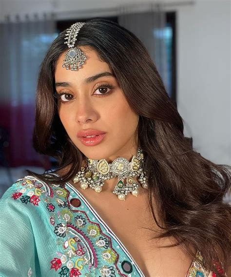 Janhvi Kapoor Shared Photos In Different Looks And Moods Fans Said So Hot जाह्नवी कपूर ने