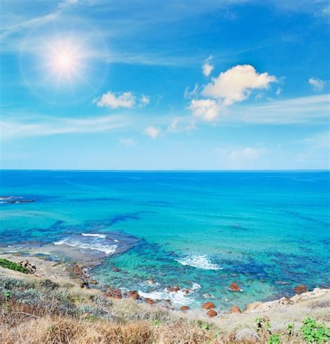 Detalle De La Costa De Lu Bagnu En Un D A Nublado Foto Premium