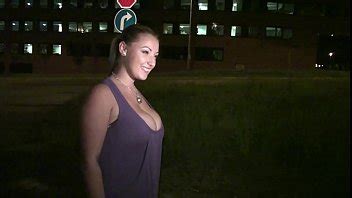 Krystal Swift muestra sus enormes tetas en la calle antes de ir a una orgía pública XVIDEOS