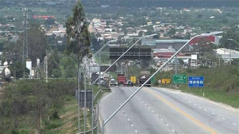 Idoso de 70 anos morre após carro que ele dirigia bater caminhão