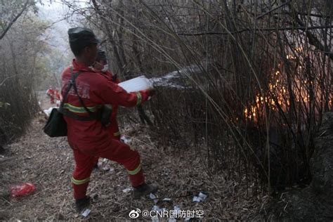 云南大理突发森林火灾，武警官兵连夜紧急扑救