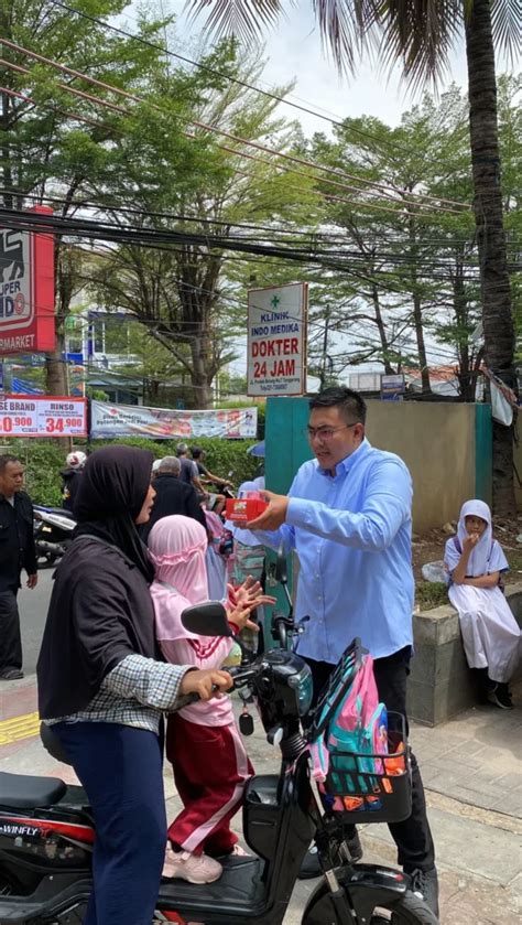 Kenalkan Program Dari Prabowo Gibran Virgandhi Bagikan Susu Dan Makan