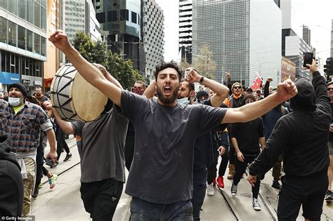 Melbourne protest: Tradies march on Anzac war memorial to evade cops ...