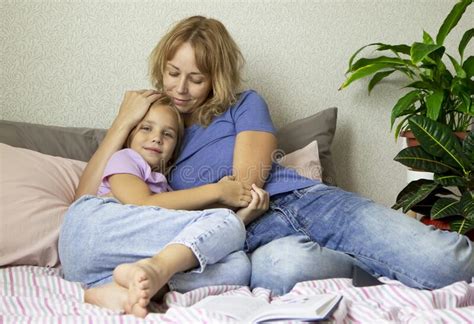 Feliz Familia Amorosa Una Madre Y Su Hija Se Abrazan Mientras Yacen En