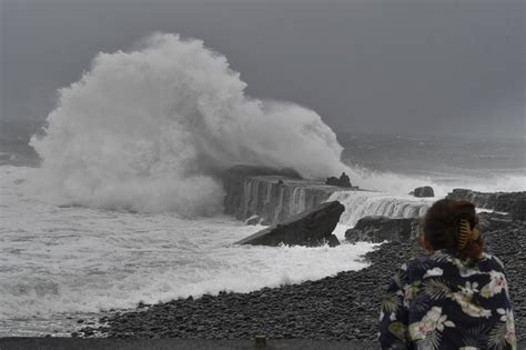 La R Union L Alerte Rouge D Clench E L Approche Du Cyclone Belal