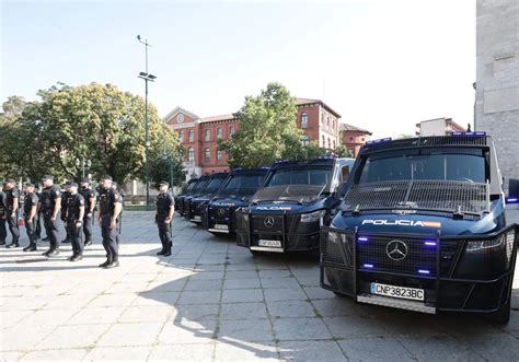 Los Antidisturbios Mudan Su Piel Y Dicen Adi S A Sus Furgones De