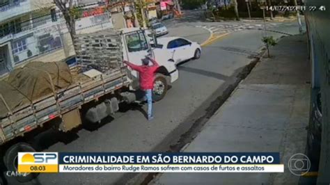 Vídeo Criminosos invadem casa e furtam carro dentro da garagem e no