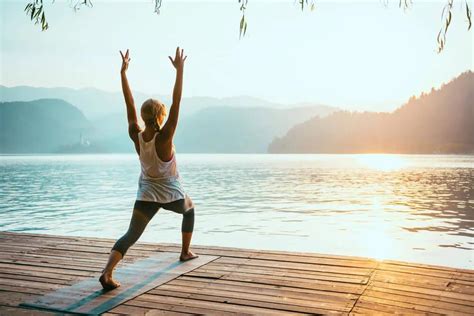 Cómo Hacer El Saludo Al Sol En Yoga Beneficios Y Pasos Yoga