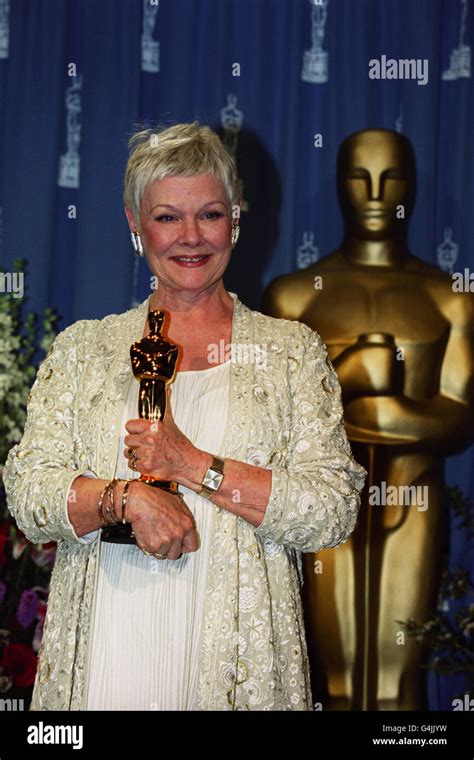 Judi dench oscar 1999 hi-res stock photography and images - Alamy