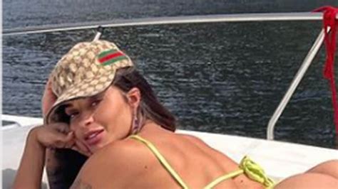 De Biqu Ni Fio Dental Aline Campos Empina O Bumbum Em Dia De Sol