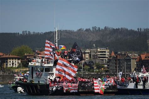 El otro lado de la fiesta del Athletic Unai Simón abrió una cerveza